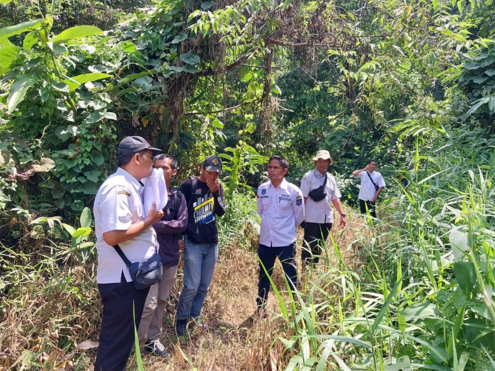 Dinas PU HSS bersama Pemerintah Desa Gumbil Pantau Langsung Pembangunan Jembatan Gunung Panjang