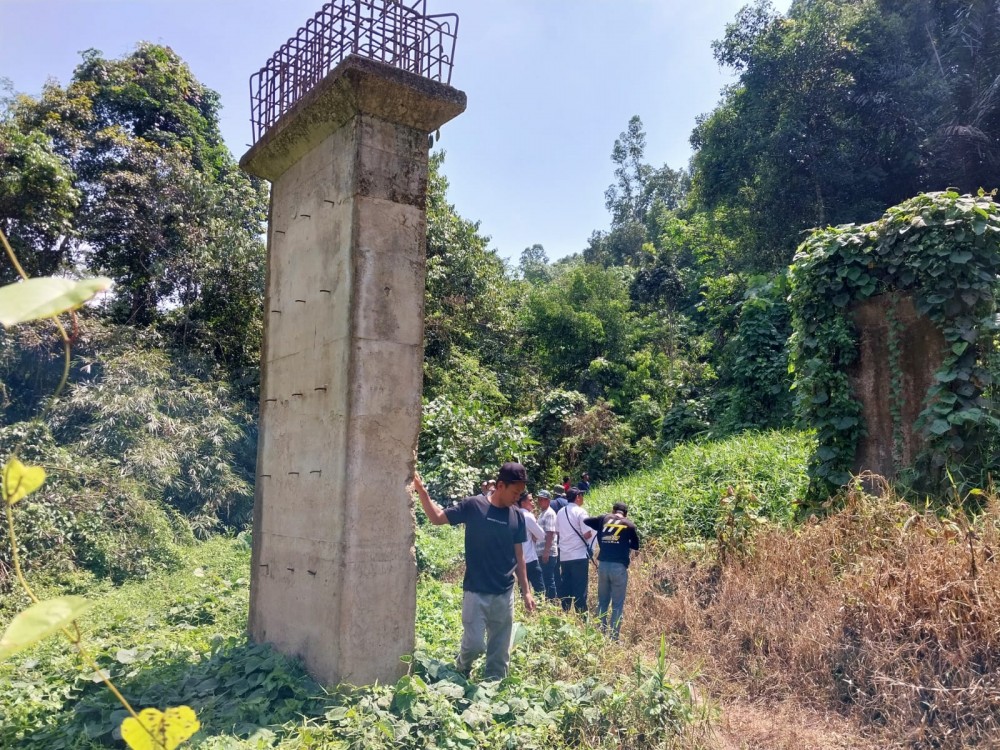 Dinas PU HSS bersama Pemerintah Desa Gumbil Pantau Langsung Pembangunan Jembatan Gunung Panjang