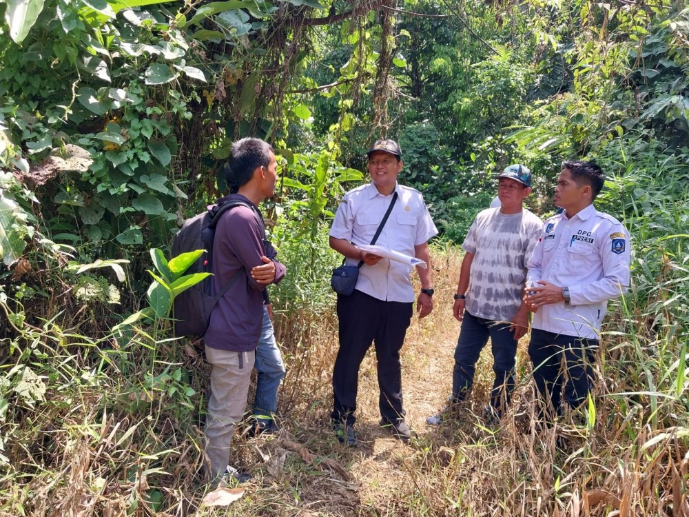 Dinas PU HSS bersama Pemerintah Desa Gumbil Pantau Langsung Pembangunan Jembatan Gunung Panjang